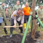 Kapolda Metro Jaya dan Pangdam Jaya Pimpin Aksi Bersih-bersih Danau Sunter Ikuti Arahan Presiden Prabowo