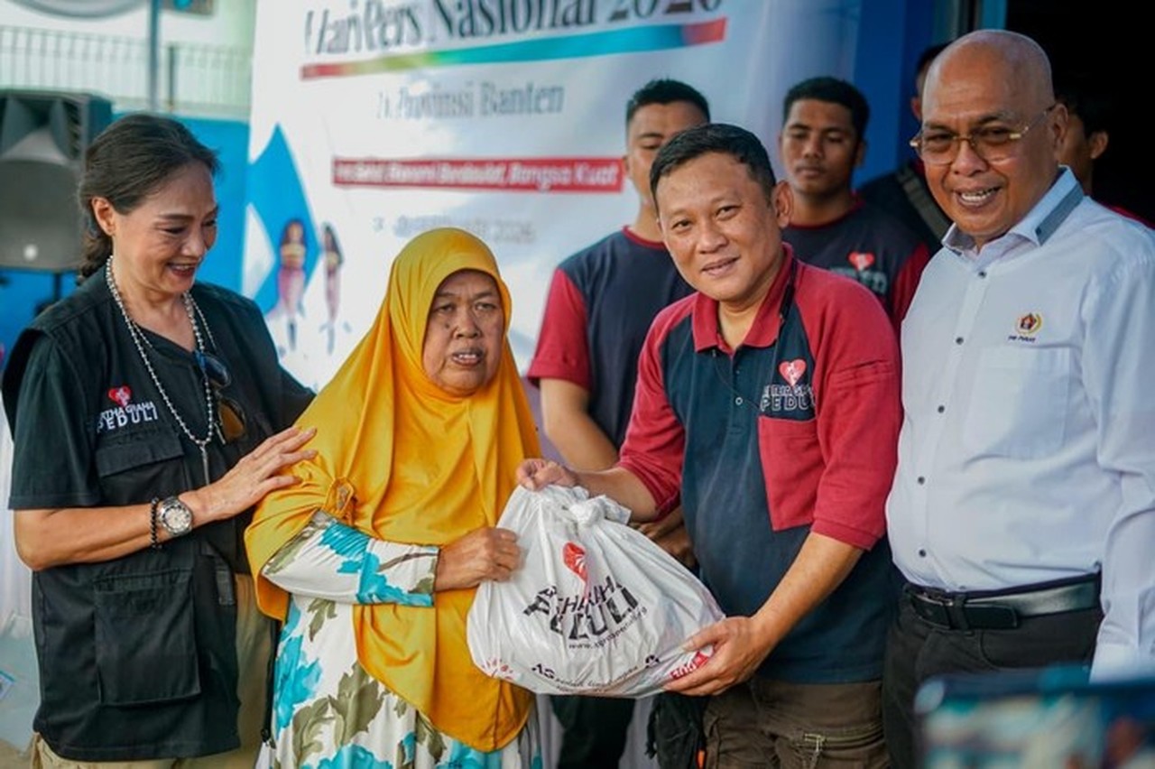 PWI Pusat dan Artha Graha Peduli Bagikan 3.000 Paket Sembako di Banten untuk Peringati HPN 2026