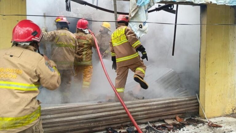 Tabung Gas Bocor Picu Kebakaran di Toko Laundry Parung Bogor