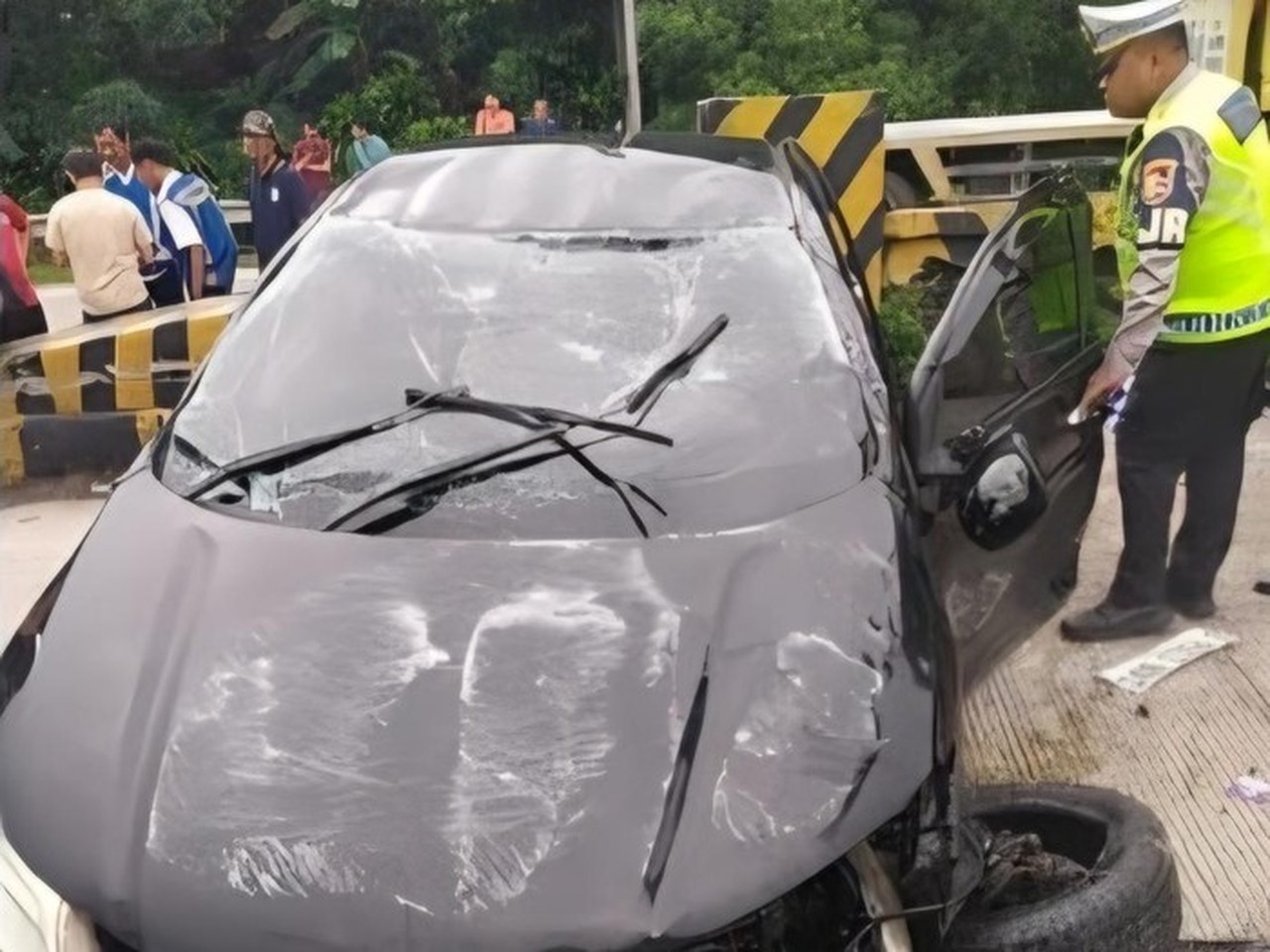 Honda City Oleng di Tol Jagorawi, Tabrak Pembatas dan Terbalik, Dua Luka