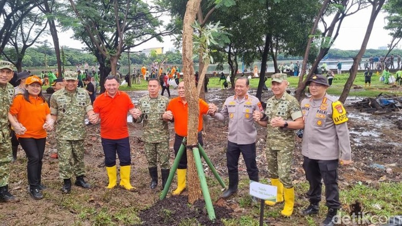 Kapolda Metro dan Pangdam Jaya Pimpin Aksi Bersih-Bersih Waduk Cincin Bersama Ribuan Warga