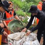 Brimob Polda Metro Jaya Bersihkan Kali di Senen, Angkut Ratusan Karung Sampah
