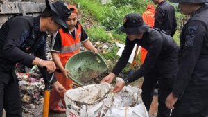 Brimob Polda Metro Jaya Bersihkan Kali di Senen, Angkut Ratusan Karung Sampah