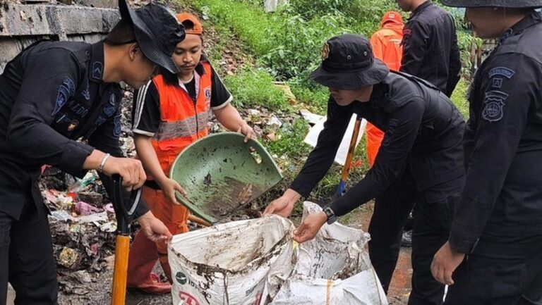 Brimob Polda Metro Jaya Bersihkan Kali di Senen, Angkut Ratusan Karung Sampah