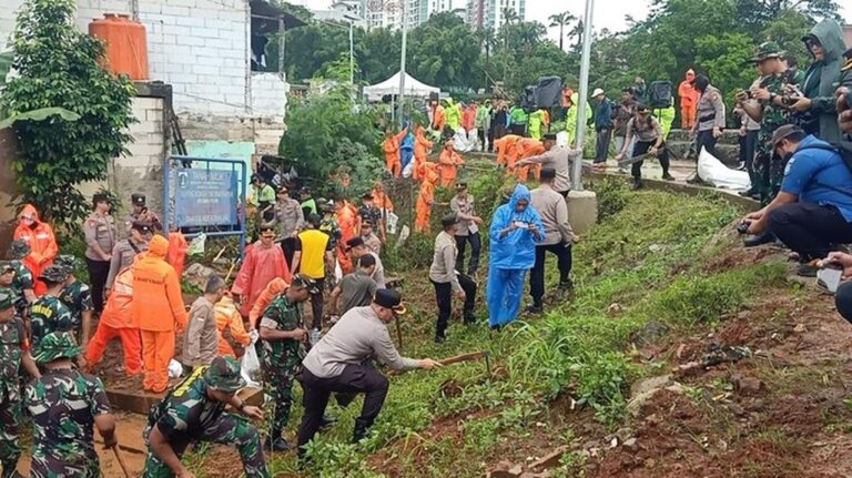 TNI-Polri Kerahkan 800 Personel Bersih-bersih Kawasan Rawajati Jakarta Selatan