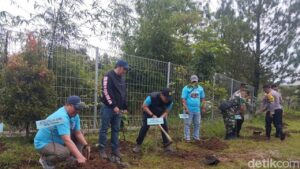 Kapolres Bogor Pimpin Aksi Tanam Pohon dan Tebar Benih Ikan di Sungai Cisadane Jelang Hari Pers