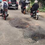 Waspada! Jalanan Ibu Kota Jakarta Selatan Dipenuhi Lubang Pasca Hujan Deras
