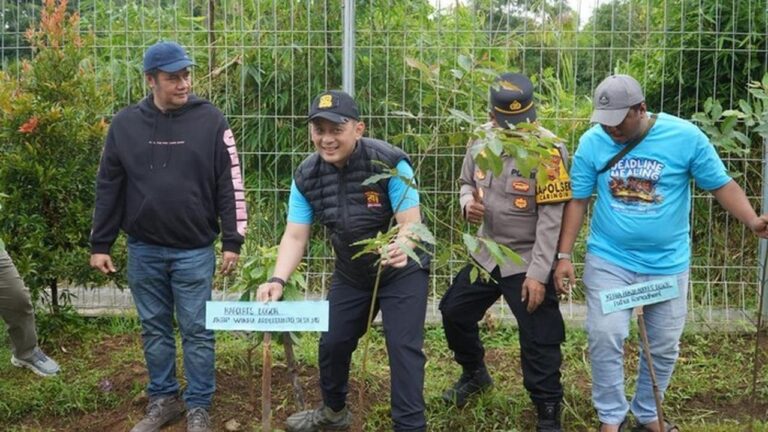 Polres Bogor dan Jurnalis Bogor Bersinergi Tanam Pohon dan Tebar Benih Ikan dalam Gerakan ASRI