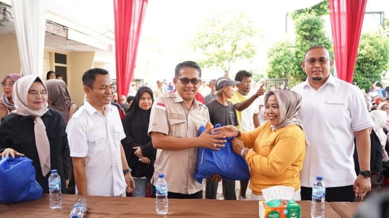 HUT Ke-18 Gerindra: Andre Rosiade Bagikan 65 Ribu Paket Sembako di Sumbar
