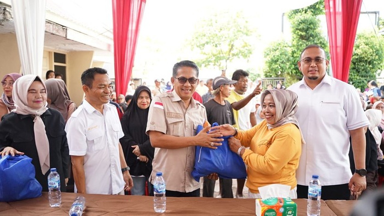 HUT Ke-18 Gerindra: Andre Rosiade Bagikan 65 Ribu Paket Sembako di Sumbar