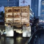 Truk Tabrak Separator Busway Gatot Subroto, Rute TransJakarta Dialihkan Sementara