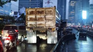Truk Tabrak Separator Busway Gatot Subroto, Rute TransJakarta Dialihkan Sementara
