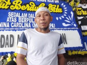 Ditinggal Mpok Alpa, Ajie Darmaji Bertahan Hidup Lewat Podcast dan Urus Anak Kembar