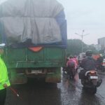 Truk Mogok di Pesing Arah Cengkareng Sebabkan Kemacetan Parah di Jakarta Barat