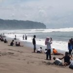 Pria Larang Wisatawan Foto di Parangtritis, Pemkab Bantul: Tempat Publik, Boleh!