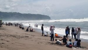 Pria Larang Wisatawan Foto di Parangtritis, Pemkab Bantul: Tempat Publik, Boleh!