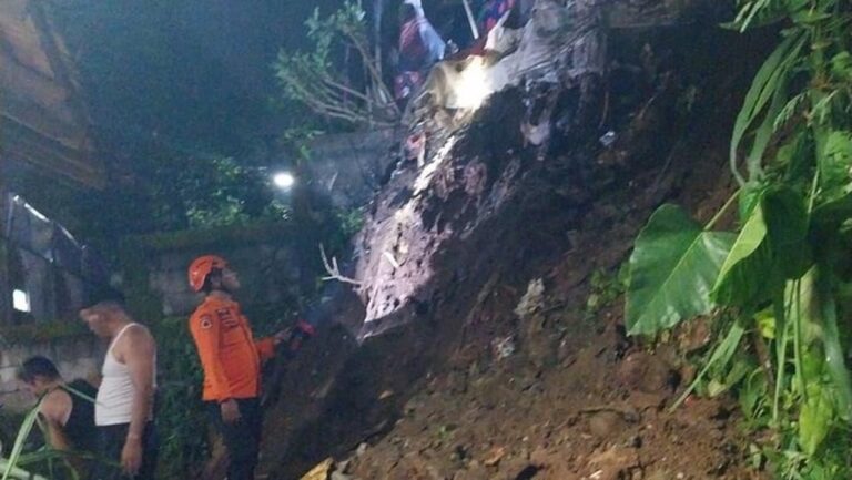 Tebing 15 Meter Longsor di Sukaraja Bogor, 4 Rumah Warga Terancam Bencana