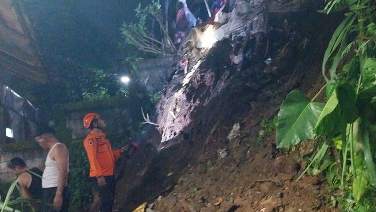 Tebing 15 Meter Longsor di Sukaraja Bogor, 4 Rumah Warga Terancam Bencana