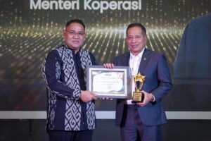 Menteri Koperasi Ferry Juliantono Raih Golden Leader Award di Hari Pers Nasional 2026
