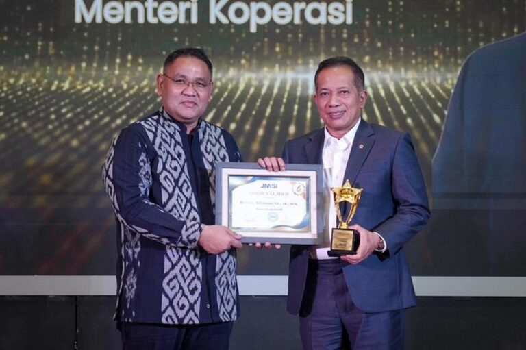Menteri Koperasi Ferry Juliantono Raih Golden Leader Award di Hari Pers Nasional 2026