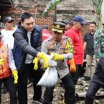 Polisi, TNI, dan Pemkot Jakbar Bersih-bersih Bantaran Kali Mookervart Antisipasi Banjir