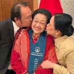 Momen Haru Prananda-Puan Cium Megawati Usai Terima Gelar Doktor Kehormatan di Riyadh