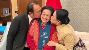 Momen Haru Prananda-Puan Cium Megawati Usai Terima Gelar Doktor Kehormatan di Riyadh