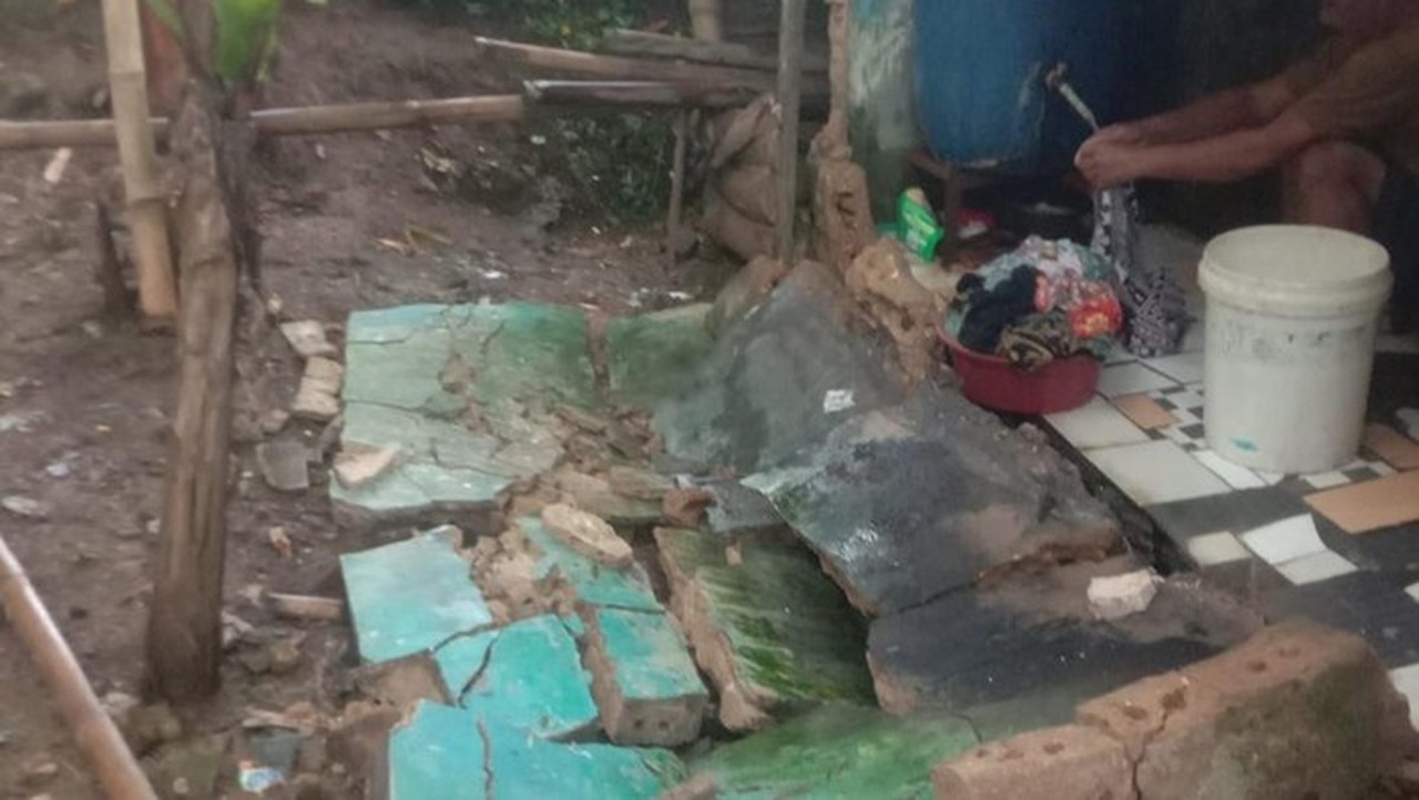 Tembok Rumah Warga di Cijeruk Bogor Ambruk Akibat Hujan Deras dan Angin Kencang