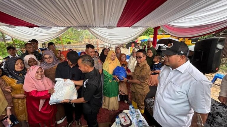 Andre Rosiade Bagikan Ribuan Paket Sembako, Komitmen Gerindra Hadir untuk Masyarakat Pessel