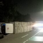 Truk Boks Hilang Kendali, Tabrak Pembatas Jalan dan Terguling di Grogol Petamburan