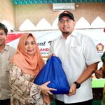 Andre Rosiade Serahkan Ratusan Sembako di Padang, Warga Harapkan Perhatian Lebih untuk RT/RW