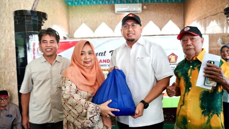 Andre Rosiade Serahkan Ratusan Sembako di Padang, Warga Harapkan Perhatian Lebih untuk RT/RW