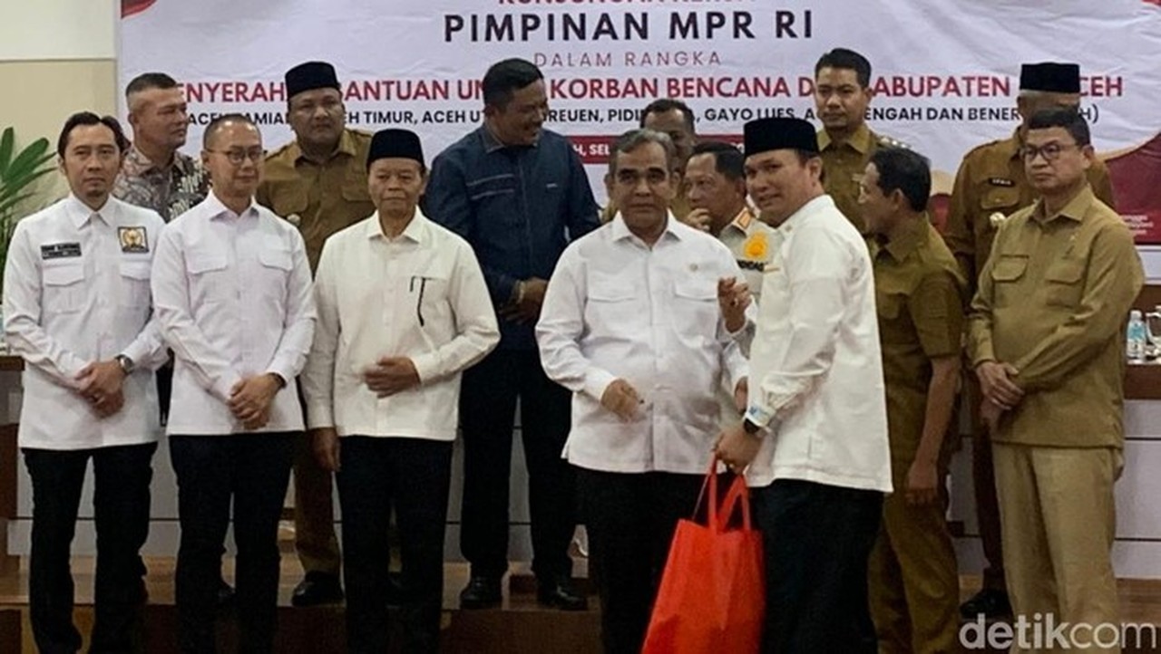 Pimpinan MPR Serahkan 30 Ribu Paket Bantuan untuk Korban Banjir Aceh