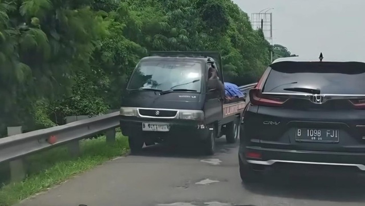 Pikap Nekat Melawan Arah di Tol Jagorawi, Polisi Buru Pengemudi