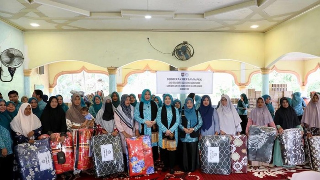 Ketua Umum TP PKK Tri Tito Karnavian Salurkan Bantuan untuk Korban Banjir Bandang di Bireuen