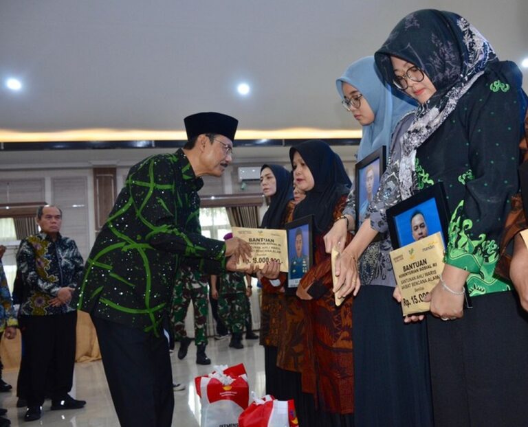 Mensos Serahkan Santunan Duka Rp 345 Juta untuk 23 Prajurit TNI AL Korban Longsor Cisarua