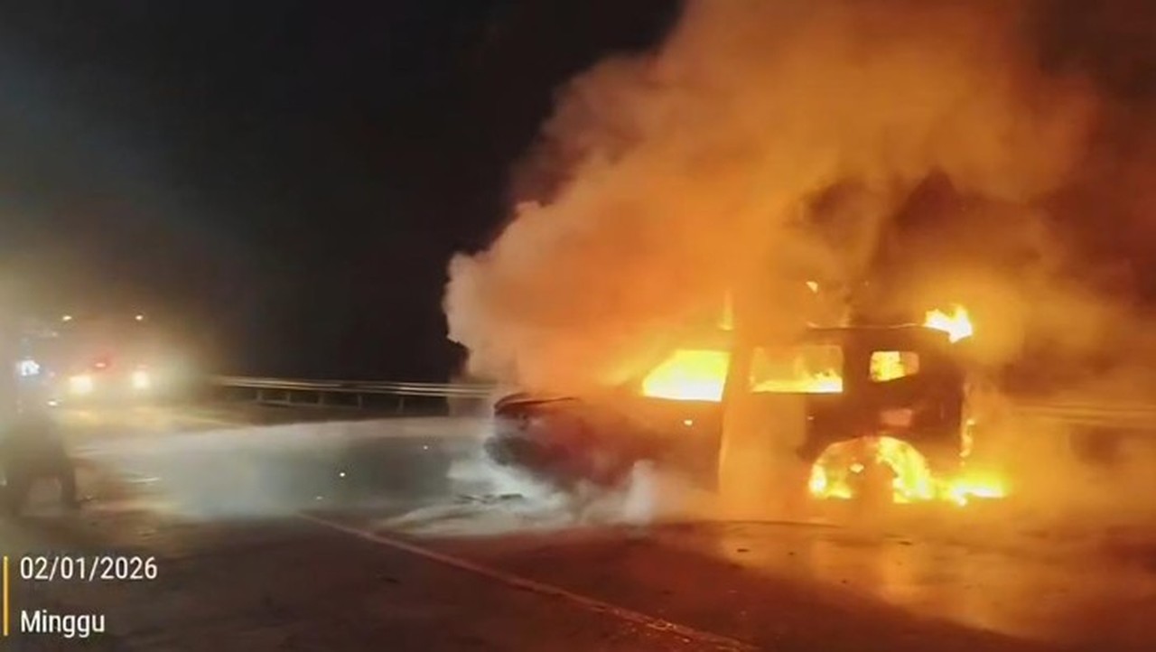 Mobil BMW Tabrak JETOUR di Tol Jagorawi, Satu Kendaraan Terbakar Hebat