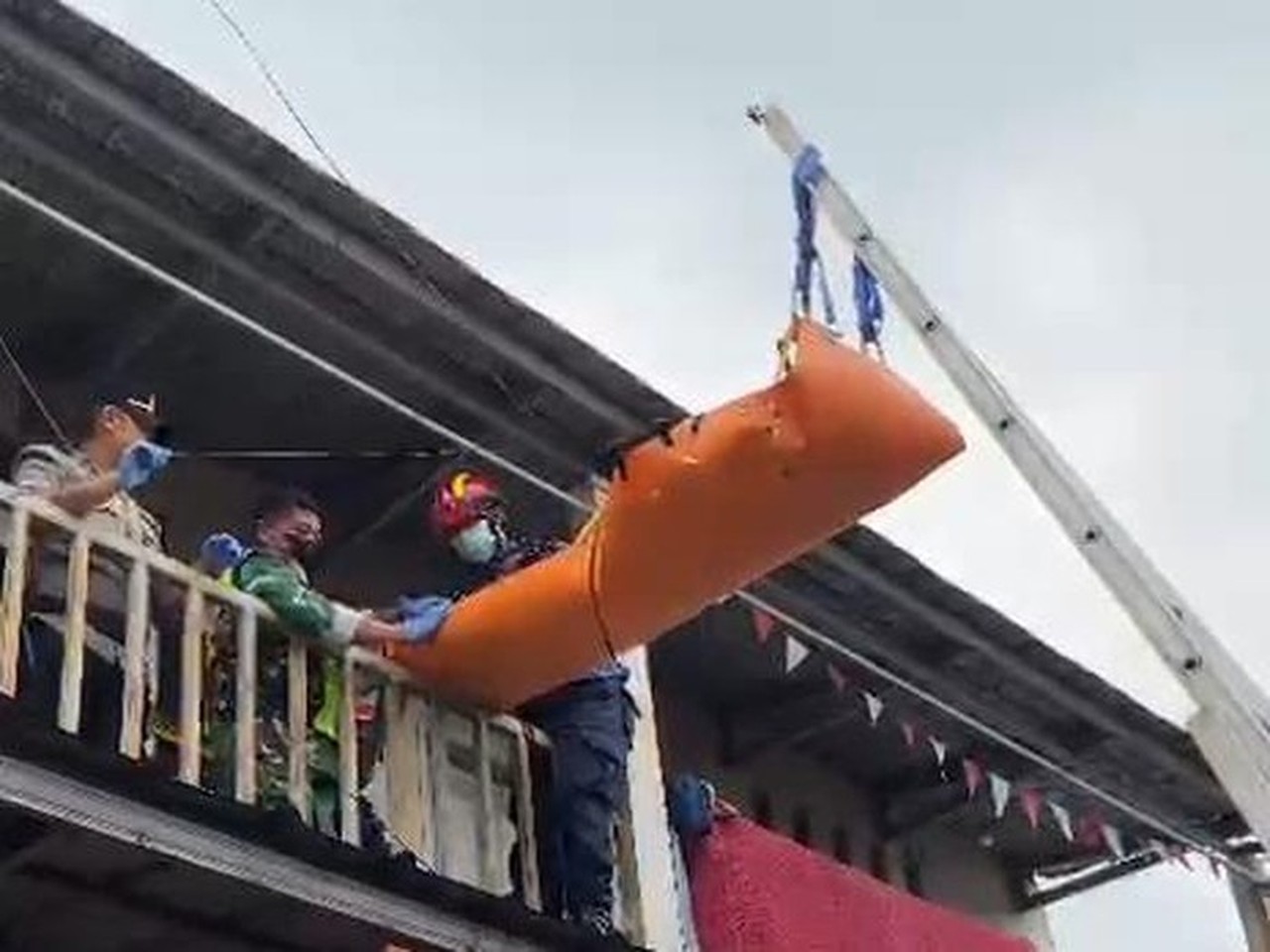 Mayat Pria Ditemukan di Kontrakan Bogor, Evakuasi Dramatis dari Lantai Dua