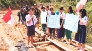 Siswa SMP di Kaltara Berorasi di Jalan Berlumpur Tuntut Perbaikan Infrastruktur