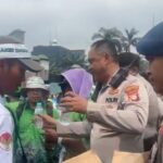 Polda Metro Jaya Beri Air Mineral dan Roti untuk Guru yang Demo di Depan Gedung DPR