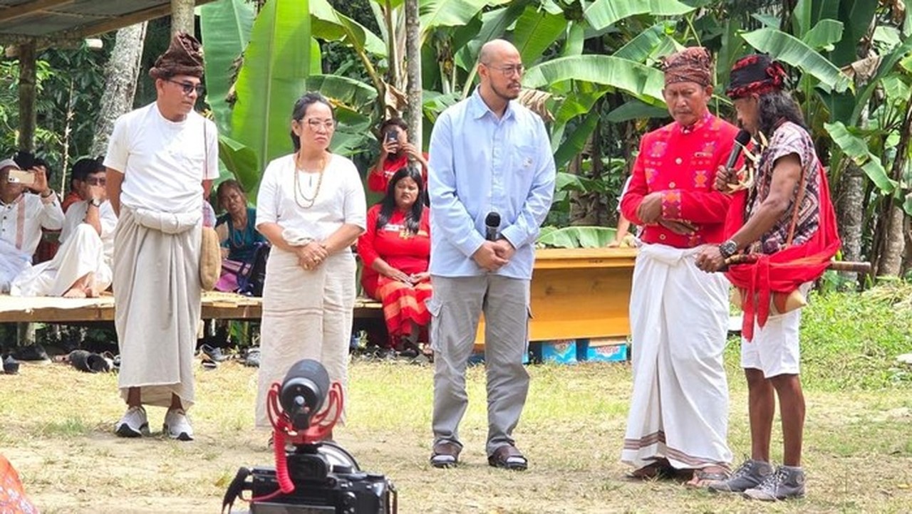 Hakim Adat Toraja Jelaskan Makna Kematian Mahal ke Pandji Pragiwaksono Hakim Adat Toraja Jelaskan Makna Kematian Mahal ke Pandji Pragiwaksono