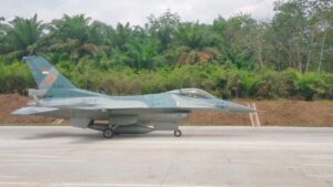 Uji Coba Sukses: Pesawat Tempur F-16 dan Super Tucano Mendarat di Tol Trans Sumatera Lampung