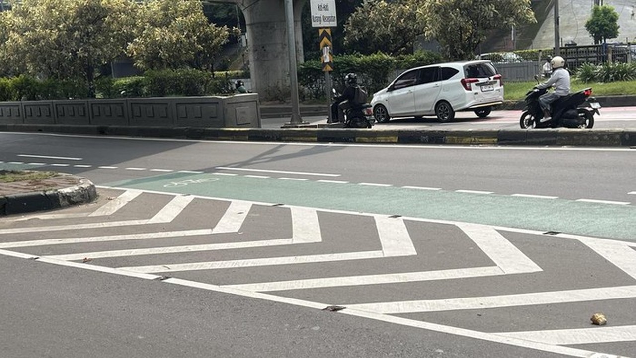 Sosok Bertopeng Bongkar ‘Mata Kucing’ Underpass Cawang, Polisi Lakukan Pendalaman