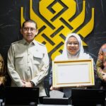 Menbud Fadli Zon Beri Penghargaan Zona Integritas kepada Tiga Satuan Kerja