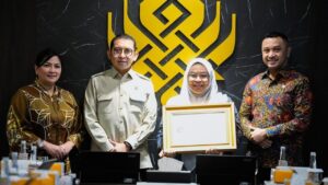 Menbud Fadli Zon Beri Penghargaan Zona Integritas kepada Tiga Satuan Kerja