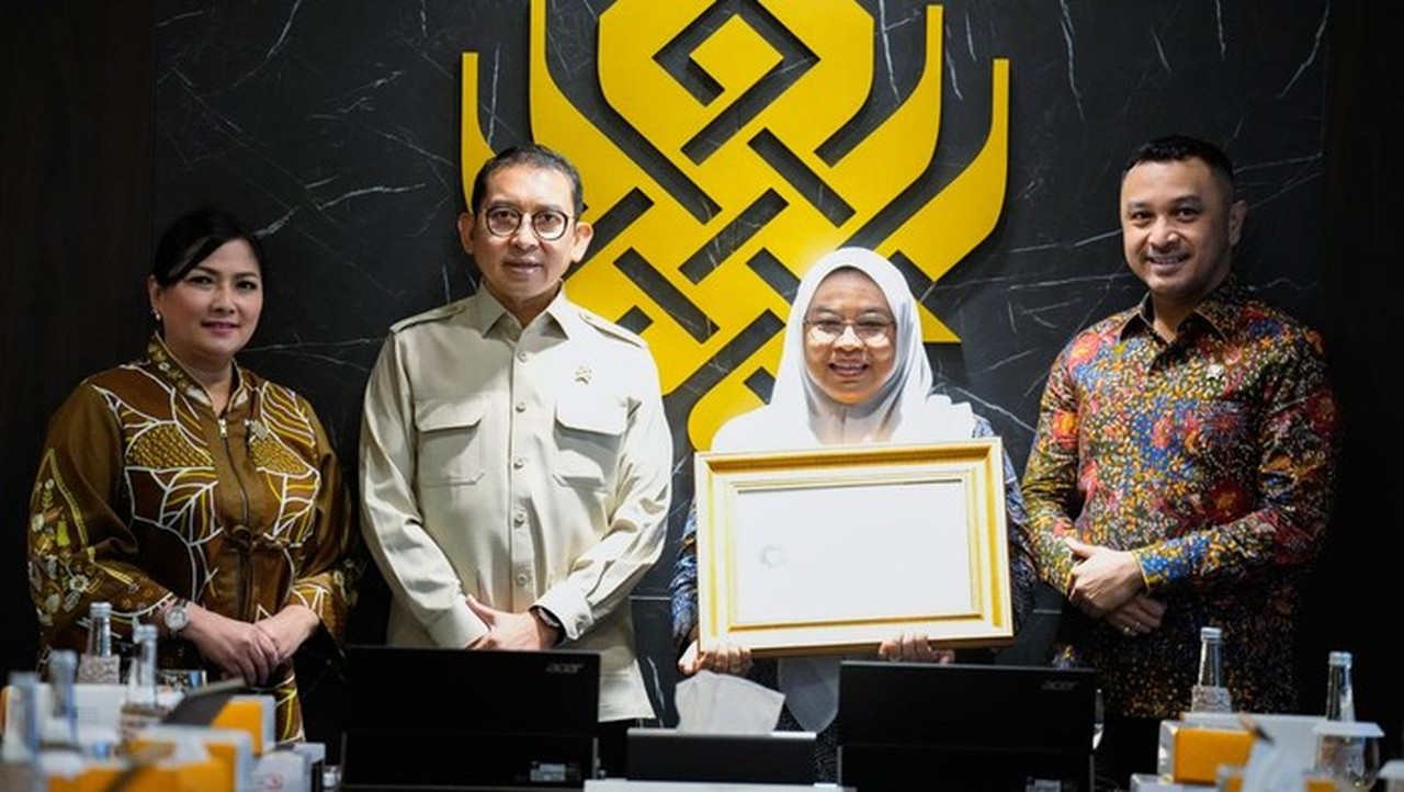 Menbud Fadli Zon Beri Penghargaan Zona Integritas kepada Tiga Satuan Kerja