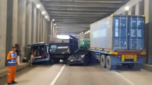 Truk Trailer Seruduk 6 Kendaraan di Underpass Jagorawi, Lalin Ciawi-Jakarta Ditutup