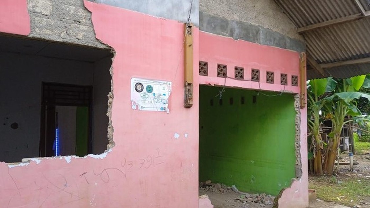 Hujan Deras di Bogor: Dua Rumah Rusak, Atap dan Dinding Jebol Akibat Bangunan Lapuk