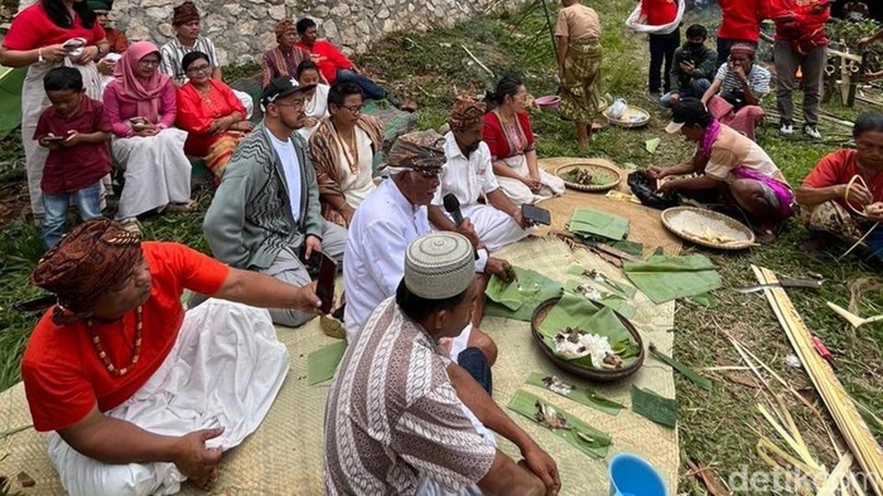 Pandji Pragiwaksono Jalani Ritual Adat Toraja, Santap Hidangan Persembahan Leluhur