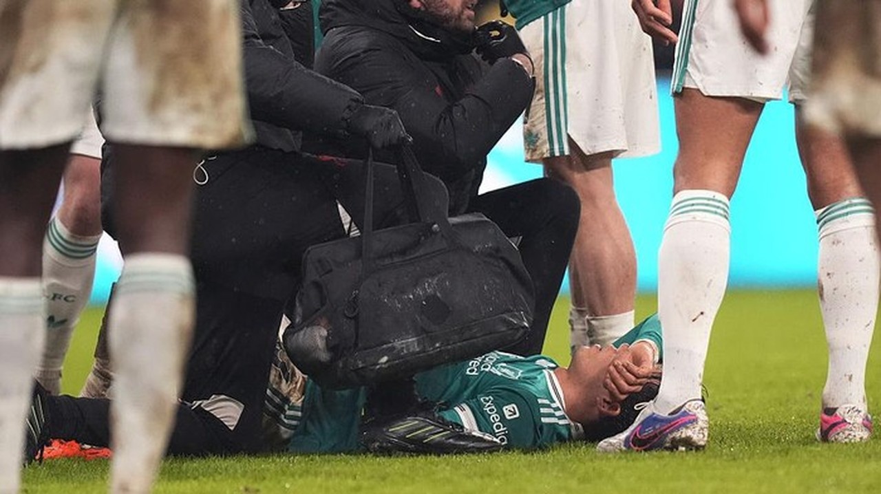 Wataru Endo Cedera Parah, Liverpool Bayar Mahal Kemenangan atas Sunderland